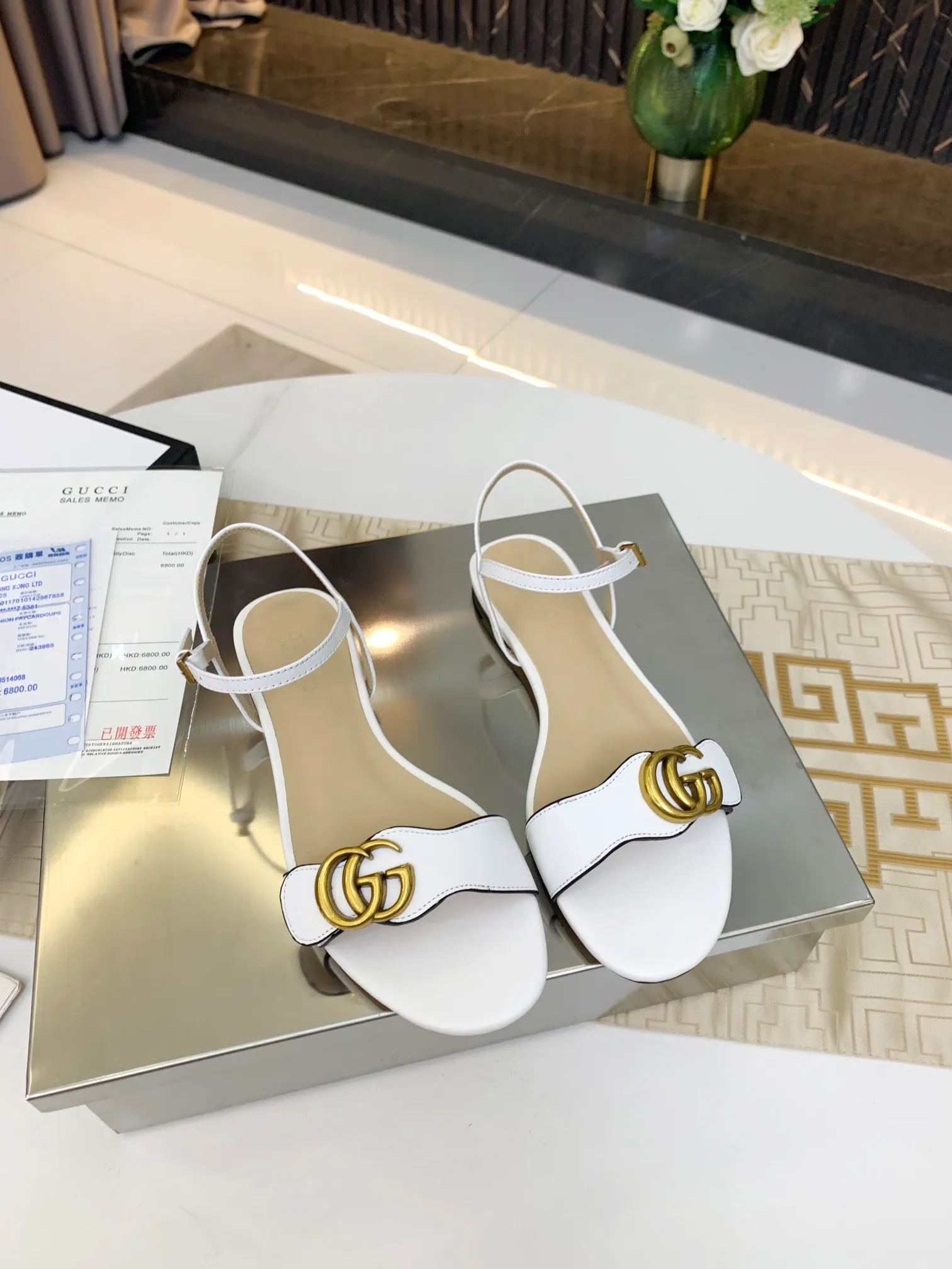 👟👟Ex-factory price 320👟👟 GUCCI’s new summer one-line sandals with exquisite bronze buckles are of great workmanship and reassuring. The leather is shiny and tough. Comfortable and super comfortable to walk. Recommend a sandal that meets the actual needs of the public✅ Fabric: First-layer cowhide Lining/foot pads: Sheepskin🐑 Rubber outsole. Color: Black White Code Number: 35-39 (41, 42 customized) Comes with receipt.
